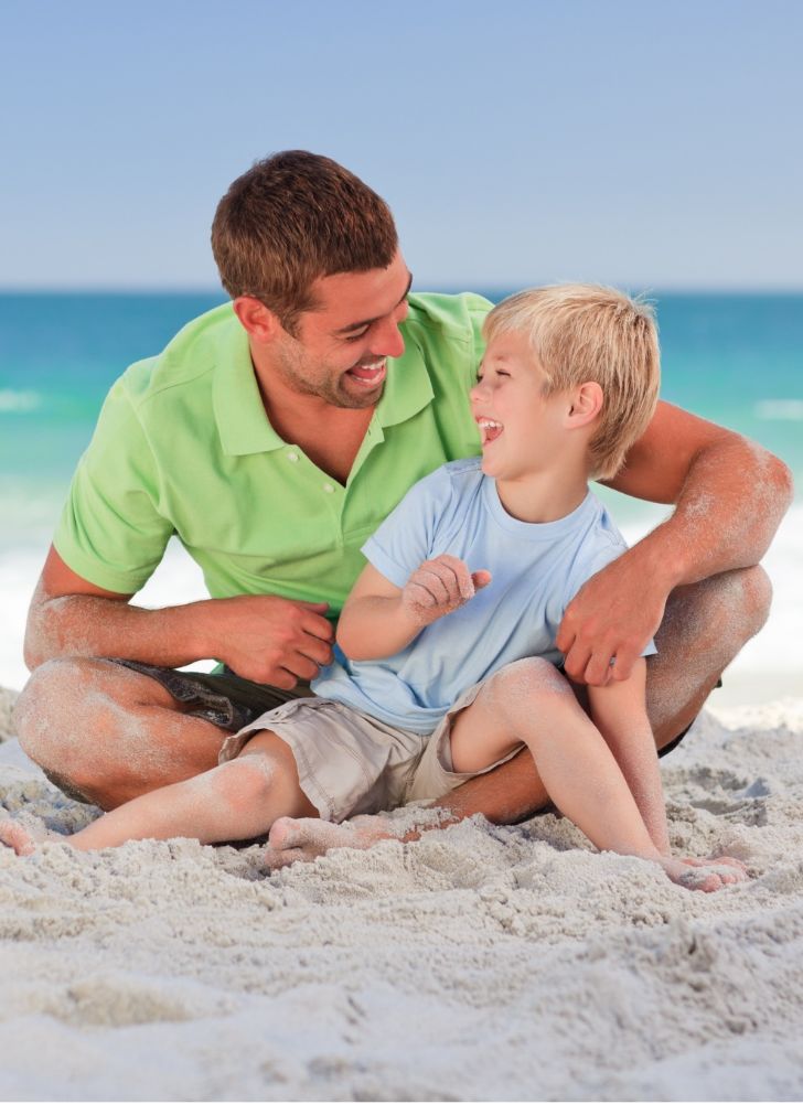 Maohotels-Popup-descuento-padre-e-hijo-jugando-en-la-playa-728-x-1001